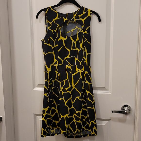Giraffe Print Romper with pockets Size M Preloved - Picture 1 of 6